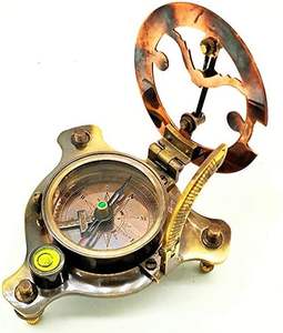 Porte-clés boussole classique en cuivre |   Décoration nautique vintage de l'ouest de Londres avec des motifs rectangulaires et circulaires, objet de collection - Product Image 1