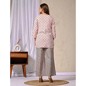 ชุดเซ็ตผ้าฝ้ายสีชมพูประดับกระดุม ไซส์ XS/XS สำหรับใส่ทุกวัน เสื้อแขนสามส่วน ชุดสองชิ้น ลายพิมพ์บุตติ - Product Image 4