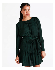 Robe mini en satin vert foncé à manches longues, légère, fluide, coupe trapèze, écologique, été - Product Image 5