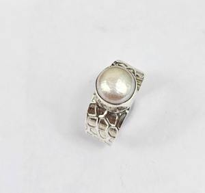 Bague de déclaration romantique Boho en argent sterling 925 serti de lunette en perles naturelles faites à la main pour les mariages ou les fêtes - Product Image 1