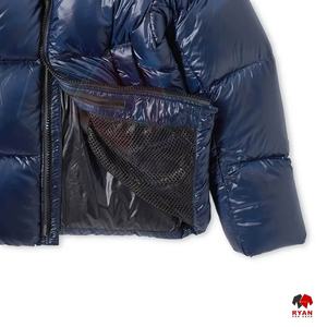 เสื้อแจ็คเก็ตพัฟเฟอร์ผู้ชายแบบกำหนดเองสำหรับฤดูหนาว มีฮู้ด คอตั้ง สไตล์ลำลอง ผ้าทอ ย้อมสีพื้น ออกแบบโลโก้ด้านหน้าได้ตามต้องการ - Product Image 6