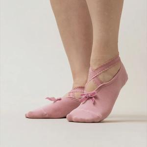 Chaussettes de danse pour femmes avec logo personnalisé, sangle, poignées en silicone antidérapantes, parfaites pour le Pilates, la barre, le ballet - Product Image 4