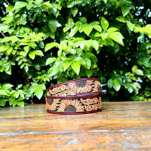 Cinturón de Cuero Genuino de Grano Completo con Grabado de Cuerno de Toro Acabado a Mano con Hebilla Occidental Resistente de Primera Calidad - Product Image 5