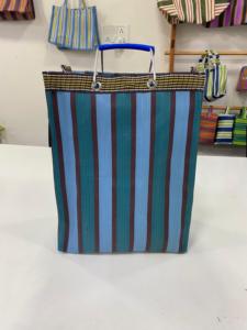 Sacs de courses rayés en nylon recyclé personnalisables avec poignée métallique et fermeture éclair, écologiques, fabriqués en Inde - Product Image 4