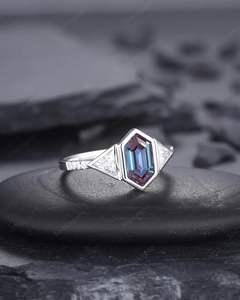 แหวนเงินแท้ 925 ชุบโรเดียม แหวนแต่งงานรูปหกเหลี่ยมยาว แหวนทองคำขาว 14K รูปสามเหลี่ยมคลาสสิกประดับอะเล็กซานไดรต์ - Product Image 2