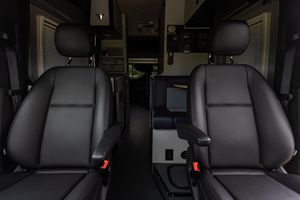 Voiture d'occasion fiable 2023 Mercedes-Benz Sprinter 2500 Winnebago Revel 4x4 - Product Image 4