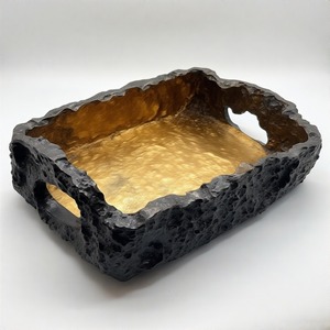 Bandeja rectangular de aluminio Regal Fade esculpida en proporciones elegantes con trabajo de mango artesanal y bordes lisos para uso interior - Product Image 4