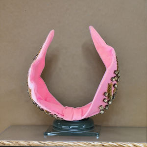 Bandeau de luxe fait main en tissu rose orné de perles et de strass, feuille dorée, bandeau doux pour cheveux, accessoire de mode de luxe - Product Image 2