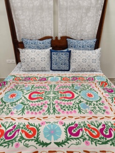 Manta Decorativa de Algodón 100% con Bordado Tradicional Aari Phulkari Hecho a Mano en Colores Vivos, Cubrecama, Cubremesa - Product Image 2