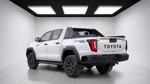 Venta Rápida 2026 T O Y O T A HILUX TRAVO OVERLAND PLUS 2.8D – BLANCO, Volante a la Derecha / Volante a la Izquierda - Product Image 3