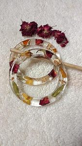 Brazaletes Apilables de Resina con Copos de Oro Cuadrados Transparentes Color Fucsia, Hechos a Mano en India con Patrón de Modelo - Product Image 4