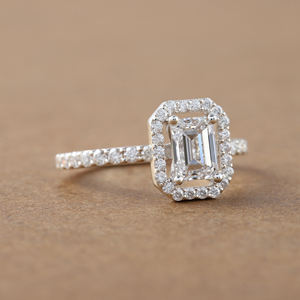 2,5 TCW Emerald Cut Lab Grown Diamond Halo & Pave Setting Anillo de compromiso de platino Anillo de regalo para mujeres - Product Image 2