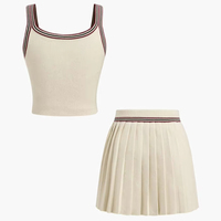 Ensemble tricoté respirant pour femme : débardeur court et mini-jupe plissée – Style sexy et clubbing, ambiance girly vibrante