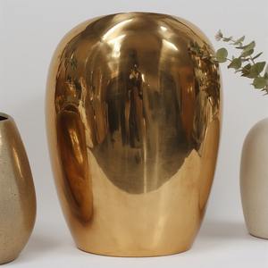 Vase en métal fabriqué à la main de finition en laiton antique avec un design de sculpture traditionnel pour une maison élégante et des espaces de décoration de luxe - Product Image 1