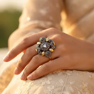 Bague de cocktail vintage pour femme, plaquée or 18 carats, motif floral, sertie de diamants et rubis, pierre centrale taille triangle - Product Image 2