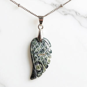 Collier pendentif en pierre précieuse jaspe polaire sculpté aile d'ange en argent 925 - Product Image 1