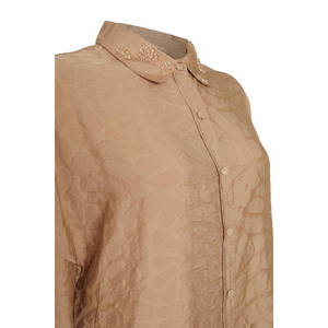 Blusa Elegante de Gasa Beige con Cuello Floral Bordado para Damas - Product Image 2