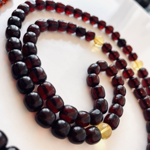 Mala bouddhiste en ambre baltique naturel, perles d'ambre cerise avec entretoises jaunes clairs, fabriqué à la main en Pologne - Product Image 5
