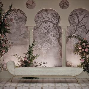 Scène de mariage en bois élégante pour l'extérieur avec décorations pour votre mariage de rêve - Product Image 6