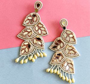 Boucles d'oreilles florales en perles jaune-blanc, boucles d'oreilles multi-perles personnalisées, bijoux de fête pour femmes au meilleur prix, boucles d'oreilles en perles - Product Image 4