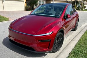 Tesla Model Y Long Range RWD 2026, autonomie de 357 milles, rouge ultra, 4 sièges, intérieur en cuir, phares LED, toit ouvrant panoramique - Product Image 4