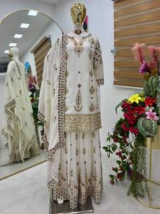 Tenue de fête moderne Sharara Palazzo en pur soie chinon avec bordure en dentelle travaillée - Product Image 6