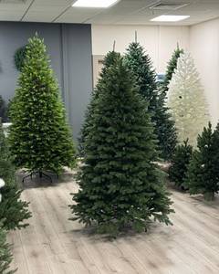 Suministro al por mayor de árboles de Navidad artificiales de pino preiluminados con luces LED blancas cálidas para decoración navideña en interiores - Product Image 1