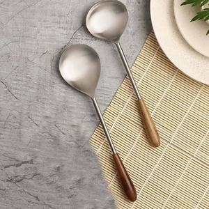 Cuillère en vrac personnalisée en acier inoxydable plaqué argent Ensemble de cuillère fourchette à soupe et à salade à long manche en bois de qualité supérieure simplicité - Product Image 1
