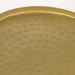 Plateau rond martelé or en métal avec support noir Table d'appoint artisanale pour la décoration du salon - Product Image 4