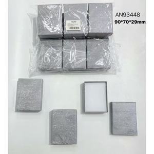 กล่องใส่เครื่องประดับสีเทาซีเมนต์ ขนาด 90*70*29 มม. พร้อมฐานลายจุดสีขาว ของขวัญตกแต่ง แบรนด์ VIKILADY ดีไซน์หรูหราทันสมัย - Product Image 1