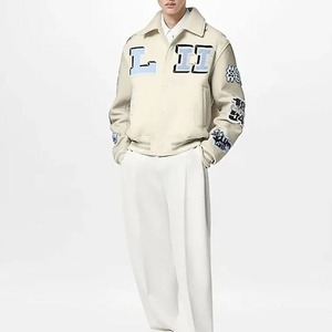 Vestes Letterman en cuir synthétique imitation peau de vache avec broderie personnalisée de roses, veste bomber varsity ample personnalisée pour hommes - Product Image 1