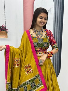 Navratri Special Yellow Color Lehenga Choli en tela de algodón puro con trabajo de estampado de papel de aluminio y trabajo de encaje de cinta para mujeres indias - Product Image 4