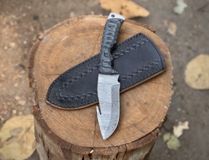 มีดดาบเหล็กดามัสกัส ใบมีดตายตัว แบบฟูลแทง สำหรับล่าสัตว์ ปอกหนัง งานอุตสาหกรรม ด้ามไม้ คุณภาพระดับ OEM สำหรับตั้งแคมป์ กิจกรรมกลางแจ้ง พร้อมปลอกแนวตั้ง - Product Image 4