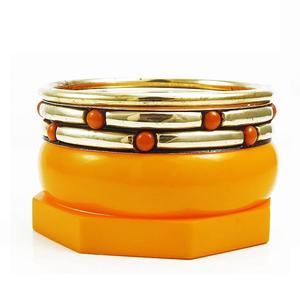 Ensemble de bracelets tendance en laiton et en résine orange faits à la main Bijoux de style bohème ethnique pour femmes Déclaration et tenue décontractée - Product Image 1