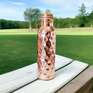 Bouteille de cuivre martelée à la main fabriquée par des artisans qualifiés pour une expérience de consommation ayurvédique authentique - Product Image 3