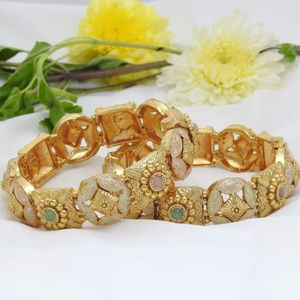 BIJOUX INDIENS TRADITIONNELS ET À LA MODE ANTIQUE CUIVRE PLAQUÉ OR BRACELETS ET FEMMES BRACELETS DE MARIAGE FEMMES ET FILLES - Product Image 1