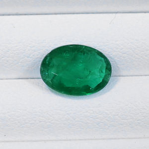 มรกตแซมเบียคุณภาพสูง 100% ธรรมชาติ รูปทรงวงรี 2.05 กะรัต สีเขียวกลาง หินประจำเดือนพฤษภาคม เหมาะสำหรับทำแหวนและจี้ - Product Image 2