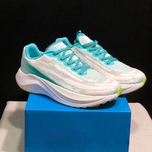 รองเท้าวิ่งกีฬาดีไซน์เนอร์ น้ำหนักเบา ระบายอากาศได้ดี พื้นหนา คาร์บอน แฟชั่นลำลอง เดินเล่นกลางแจ้ง สไตล์ทันสมัย - Product Image 1