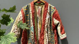 Venta al por mayor de chaquetas Kantha de algodón indio hecho a mano para las mujeres Vintage acolchado invierno Multi-Patchwork diseño transpirable sostenible - Product Image 2