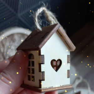 Ornement suspendu de Noël en bois de finition naturelle pour les maisons rustiques avec des détails simples et une beauté de vacances classique - Product Image 1