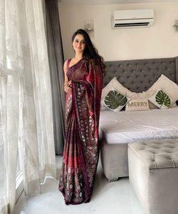 Collection de rêves d'ensembles de saris indiens pour femmes, des classiques en coton aux blouses sexy-All One Place! Matériau en mousseline de soie. - Product Image 2