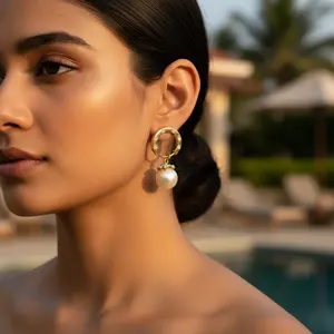 ต่างหูห่วงมุกแฟชั่นสำหรับผู้หญิง ชุบทอง - Product Image 1