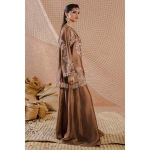 Conjunto de Chaqueta y Pantalones Elanaa Mocha Satin 100% Seda Ecológica con Bordado - Product Image 6