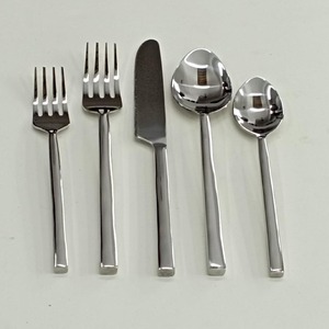 ชุดเครื่องใช้บนโต๊ะอาหารสแตนเลสสีเงินพร้อมที่จับดีไซน์สี่เหลี่ยมชุดเครื่องใช้บนโต๊ะอาหาร - Product Image 2