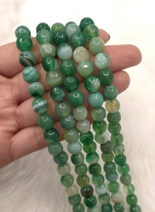 Perles rondes facettées en agate verte naturelle de qualité supérieure, 8 mm, brin de 14 pouces, pierres précieuses de guérison pour la fabrication de bijoux, Maharashtra, Inde - Product Image 4