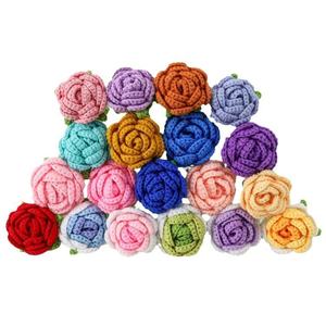Bouquet de roses au crochet dégradé fait main à tige unique - Cadeau unique pour la Saint-Valentin, la fête des Mères, Noël, les célébrations de mariage - Product Image 5