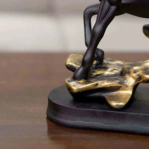 Estatua de Caballo Negro Duo, Material de Resina, Diseño Feng Shui, Acabado Brillante y Duradero, Decoración de Mesa para Interiores - Product Image 6