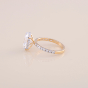 Anillo de Compromiso con Diamante Ovalado Cultivado en Laboratorio de 3CT y 0.506CT con Engaste Redondo en Plata de Ley 925 - Product Image 4