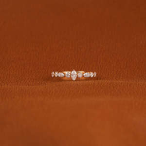 Bague de fiançailles tendance en or 14KT pour femme avec marquise cultivée en laboratoire et diamants taille ronde serti de lunette fait à la main pour les fêtes et les cadeaux - Product Image 1