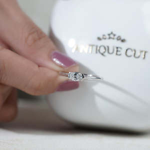 Bague de fiançailles ovale en or blanc certifiée IGI East West avec diamant - Product Image 6